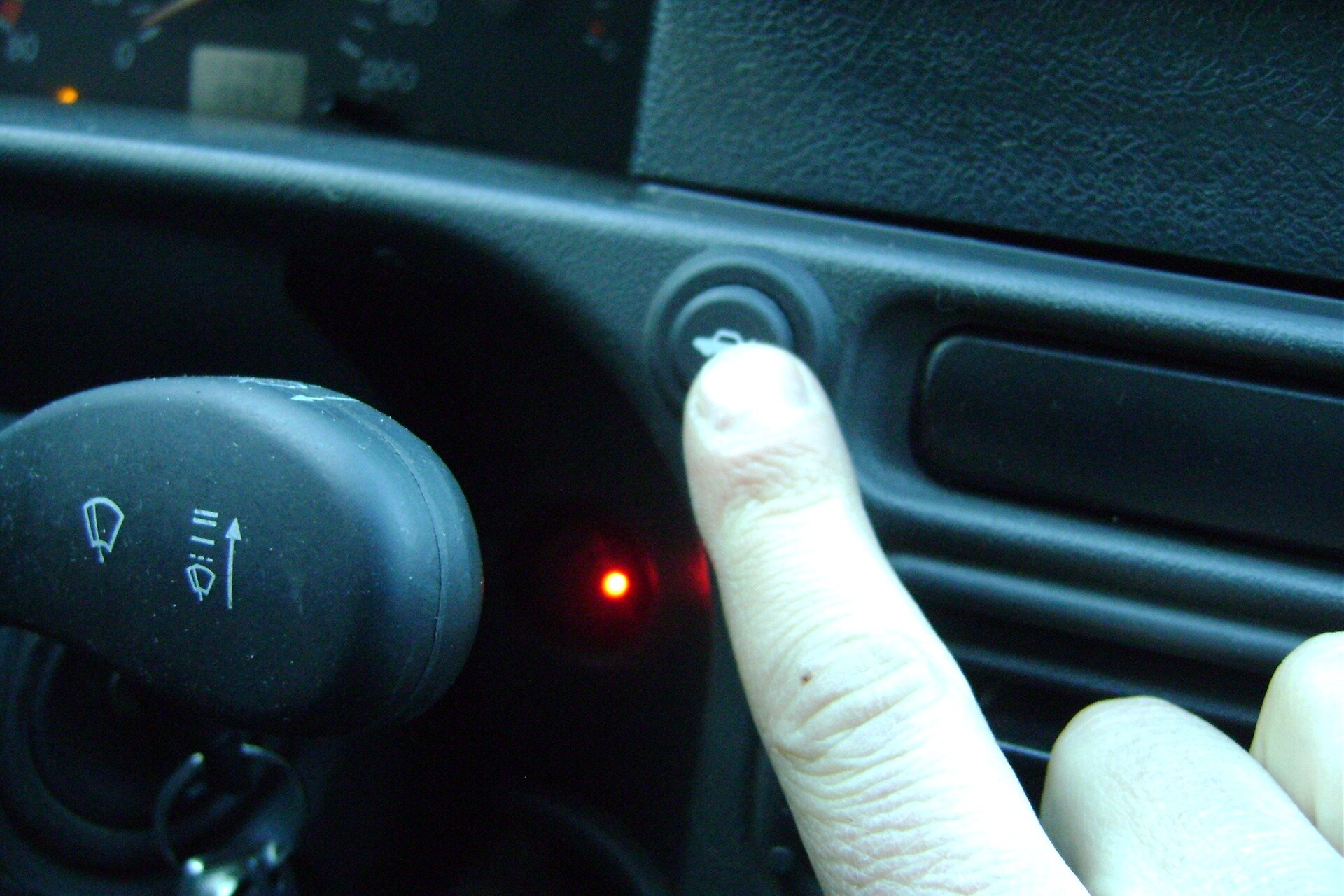 Как самостоятельно сделать зажигание от кнопки в салоне автомобиля